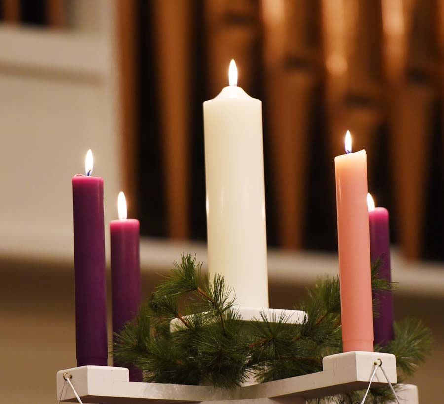 First Baptist Church Holds Annual Candlelight Service (With Photos)