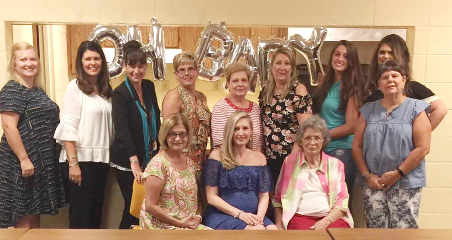 Pilot Club Discusses Calendar