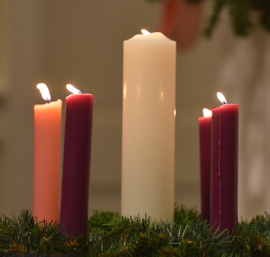Dillon First Baptist Church Holds Candlelight Service