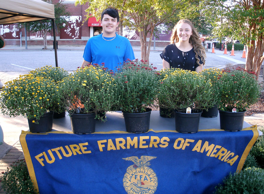 PHOTO GALLERY: Final Pop-Up Farmers Market Of The Season Held
