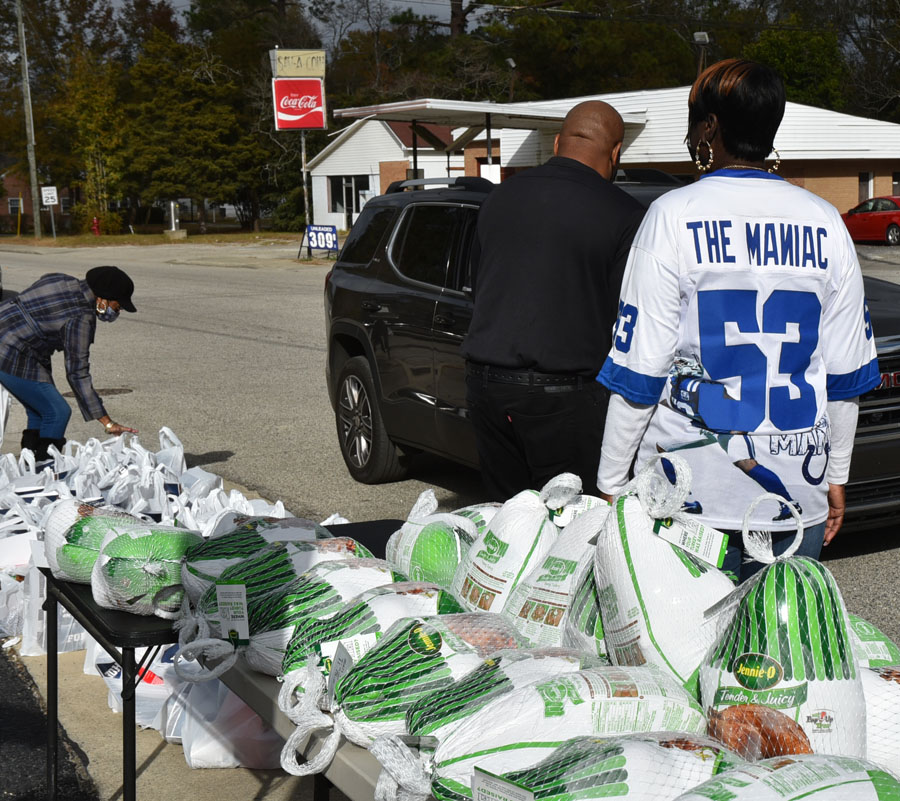 PHOTO GALLERY: NFL Star Darius Leonard Holds Turkey Giveaway