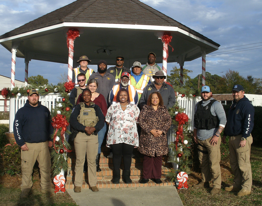 Latta Employees Instrumental In Decorating Downtown
