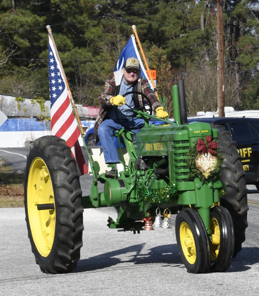 PHOTO GALLERY: Floyd Dale Christmas Parade 2023 Delights Onlookers